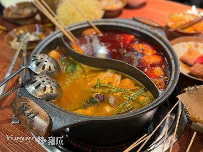 Sărbătoarea Zilei Recunoștinței în deliciile picante ale frigăruilor de oală fierbinte Chongqing